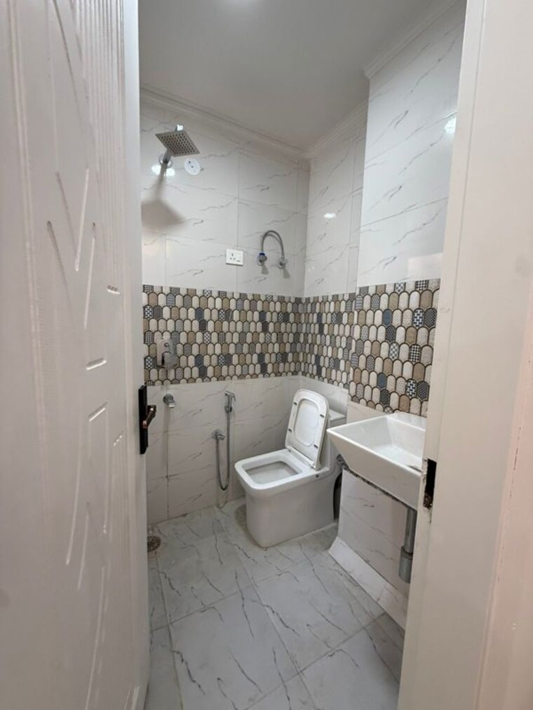 Bathroom, saket 2 Bedroom 1000 Sq.Ft. Apartment In Saket Delhi 10426073