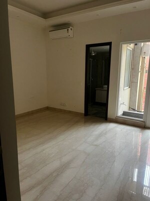 Room in 3 BHK Builder Floor at Greater Kailash ii – for Rent