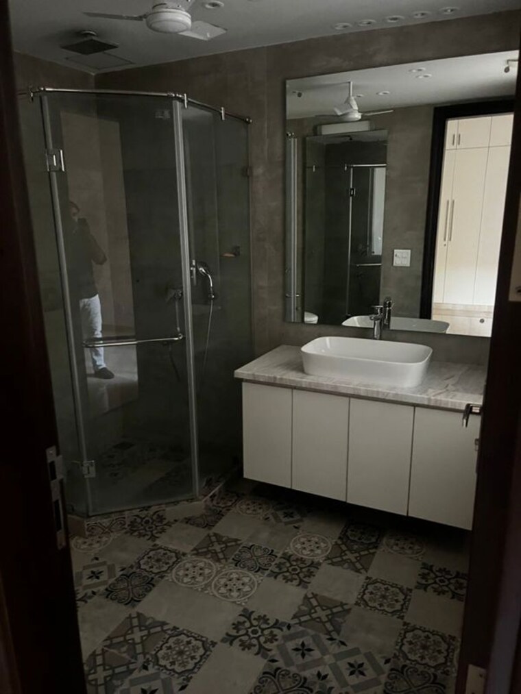 Bathroom, greater kailash ii 3 Bedroom 280 Sq.Yd. Builder Floor In Greater Kailash ii Delhi 10426095