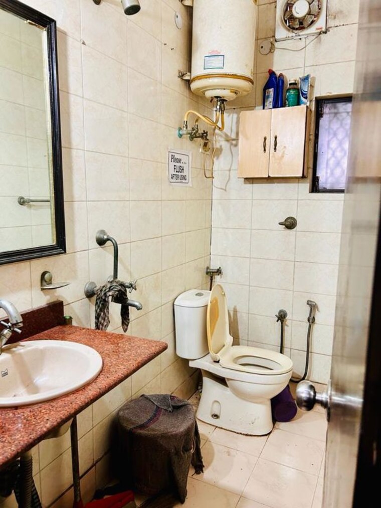 Bathroom, lajpat nagar 4 Commercial Showroom 550 Sq.Ft. In Lajpat Nagar 4 Delhi 10426078