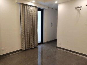 Room in 3 BHK Builder Floor at Sector 27 – for Rent