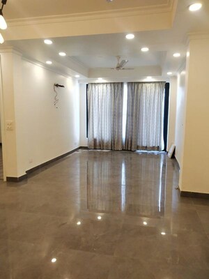 Room in 3 BHK Builder Floor at Sector 27 – for Rent