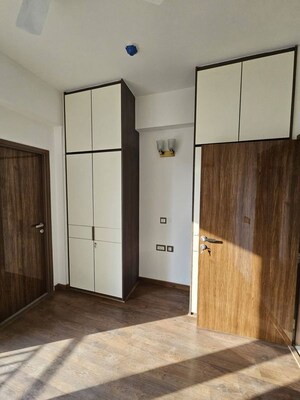 Room in 3 BHK Apartment at Emaar The Palm Drive-The Premier Terraces, Sector 66 – for Sale