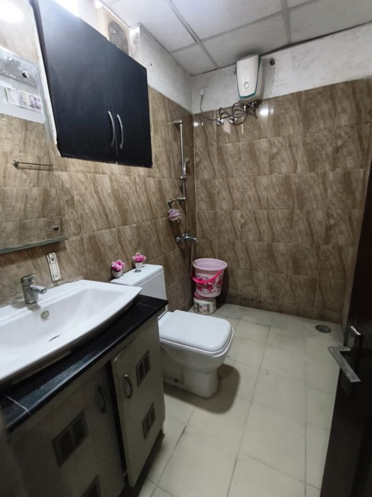 Bathroom, sushma-elite-cross 4 Bedroom 1750 Sq.Ft. Apartment In Dhakoli Zirakpur 10418595