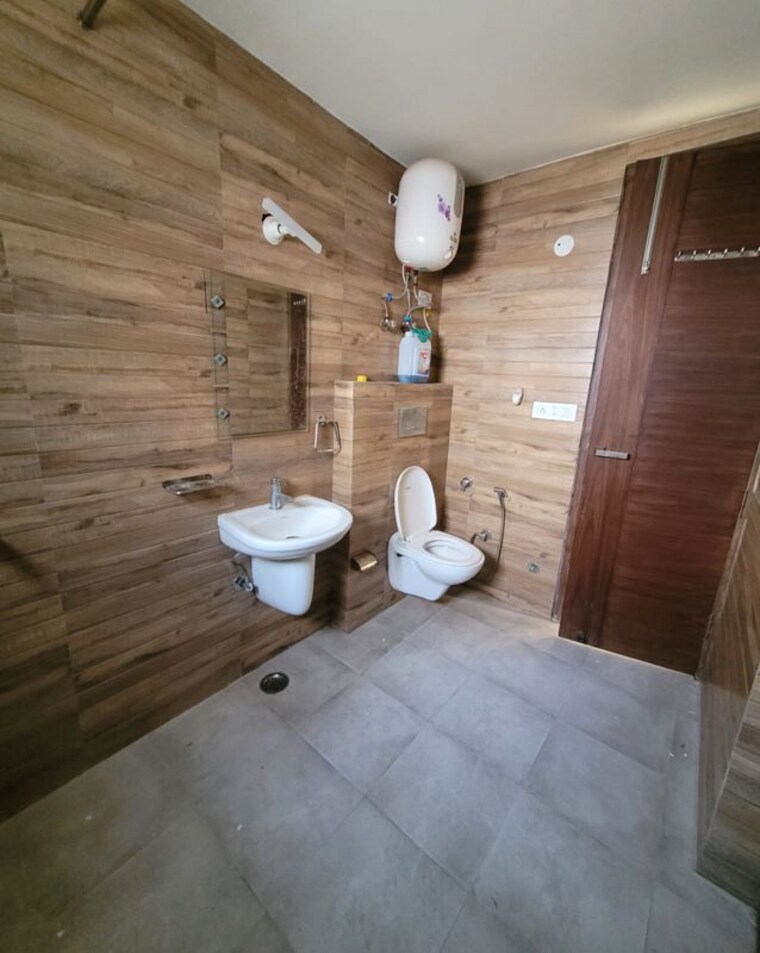 Bathroom, green fields colony 4 Bedroom 3250 Sq.Ft. Builder Floor In Green Fields Colony Faridabad 10426486