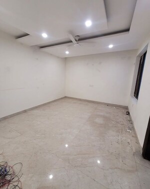 Room in 4 BHK Builder Floor at Green Fields Colony – for Rent