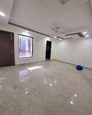 Room in 4 BHK Builder Floor at Green Fields Colony – for Rent