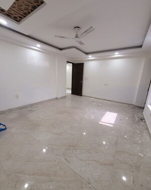 Room in 4 BHK Builder Floor at Green Fields Colony – for Rent
