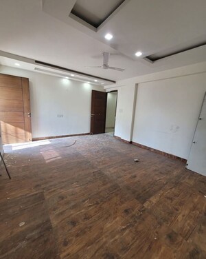 Room in 4 BHK Builder Floor at Green Fields Colony – for Rent