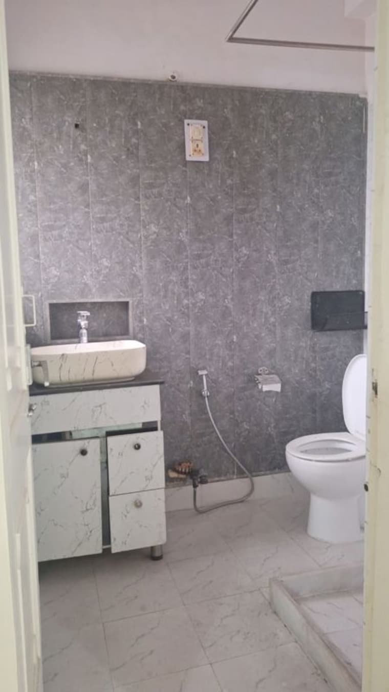 Bathroom, patparganj 2 Bedroom 1100 Sq.Ft. Apartment In Patparganj Delhi 10426595
