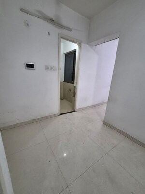 Room in 2 BHK Apartment at Kumar Padmalaya, Aundh – for Rent