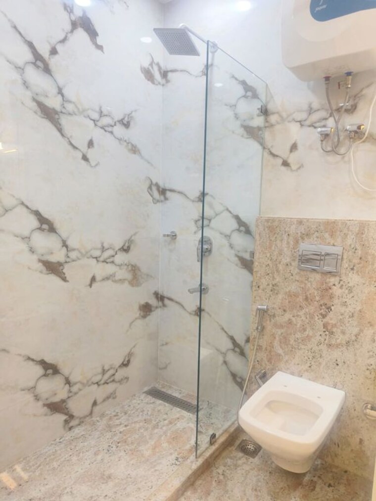 Bathroom, green park extension 4 Bedroom 311 Sq.Yd. Builder Floor In Green Park Extension Delhi 10426697