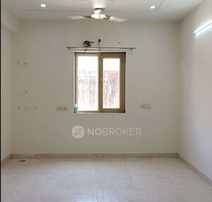 Room in 3 BHK Builder Floor at Sushant Lok I – for Rent