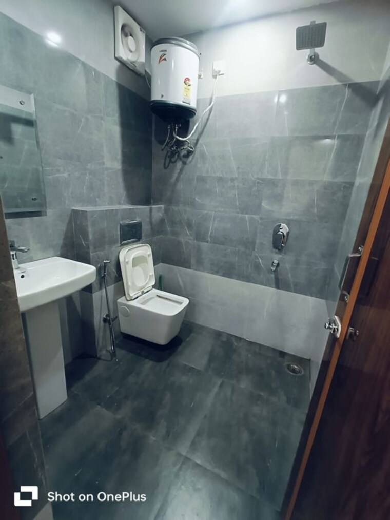 Bathroom, dlf cyber city 1 Bedroom 1200 Sq.Ft. Builder Floor In Dlf Cyber City Gurgaon 10426830