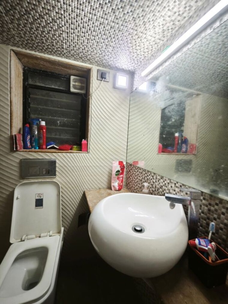 Bathroom, dadar west 1 Bedroom 470 Sq.Ft. Apartment In Dadar West Mumbai 10426884