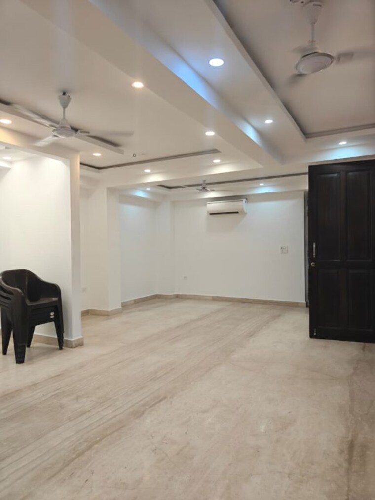  Parking, smart-world-orchard 2.5 Bedroom 1200 Sq.Ft. Builder Floor In Sector 61 Gurgaon 10426931