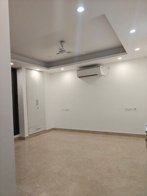 Room in 2.5 BHK Builder Floor at Smart World Orchard, Sector 61 – for Rent