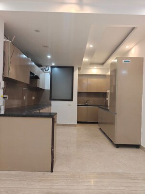 Room in 2.5 BHK Builder Floor at Smart World Orchard, Sector 61 – for Rent
