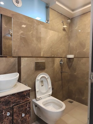 Bathroom in 2.5 BHK Builder Floor at Smart World Orchard, Sector 61 – for Rent