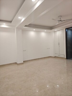 Room in 2.5 BHK Builder Floor at Smart World Orchard, Sector 61 – for Rent
