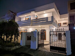 Parking in 5 BHK Independent House at Sector 14 – for Rent