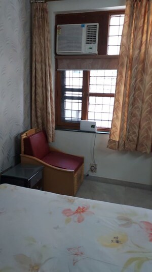 Living Room in 2 BHK Builder Floor at Ardee City, Sector 52 – for Rent