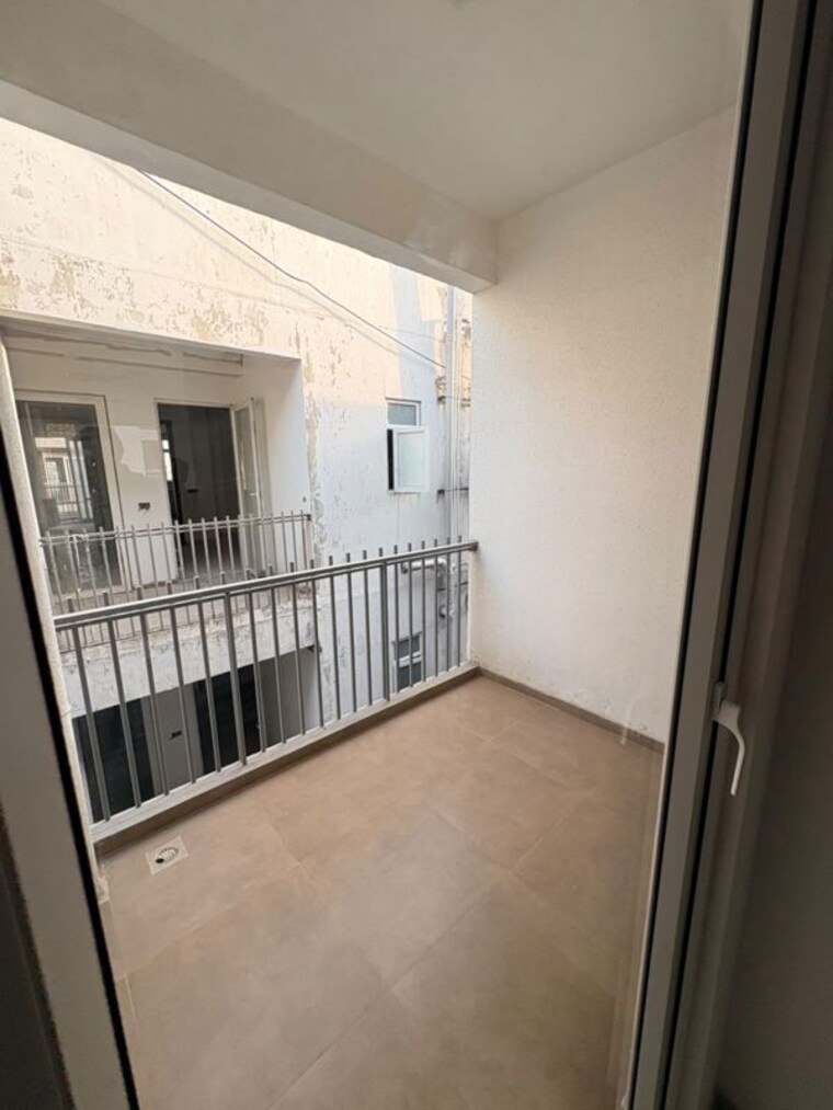 Balcony, smart-world-orchard 2.5 Bedroom 1200 Sq.Ft. Apartment In Sector 61 Gurgaon 10427032