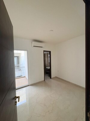 Room in 2.5 BHK Apartment at Smart World Orchard, Sector 61 – for Rent