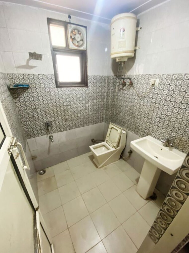 Bathroom, dlf city phase 3 1 RK 300 Sq.Ft. Builder Floor In Dlf City Phase 3 Gurgaon 10427110