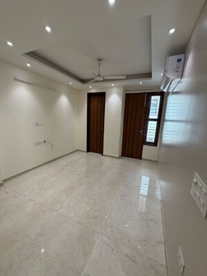 Room in 3 BHK Builder Floor at Sushant Lok Iii – for Rent