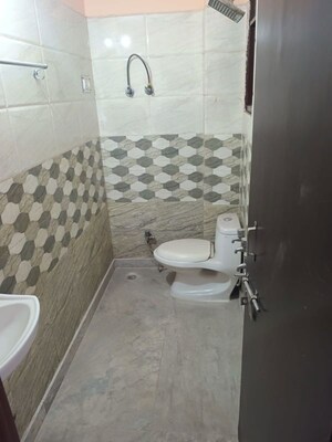Bathroom in 2.5 BHK Builder Floor at Mayur Vihar – for Rent
