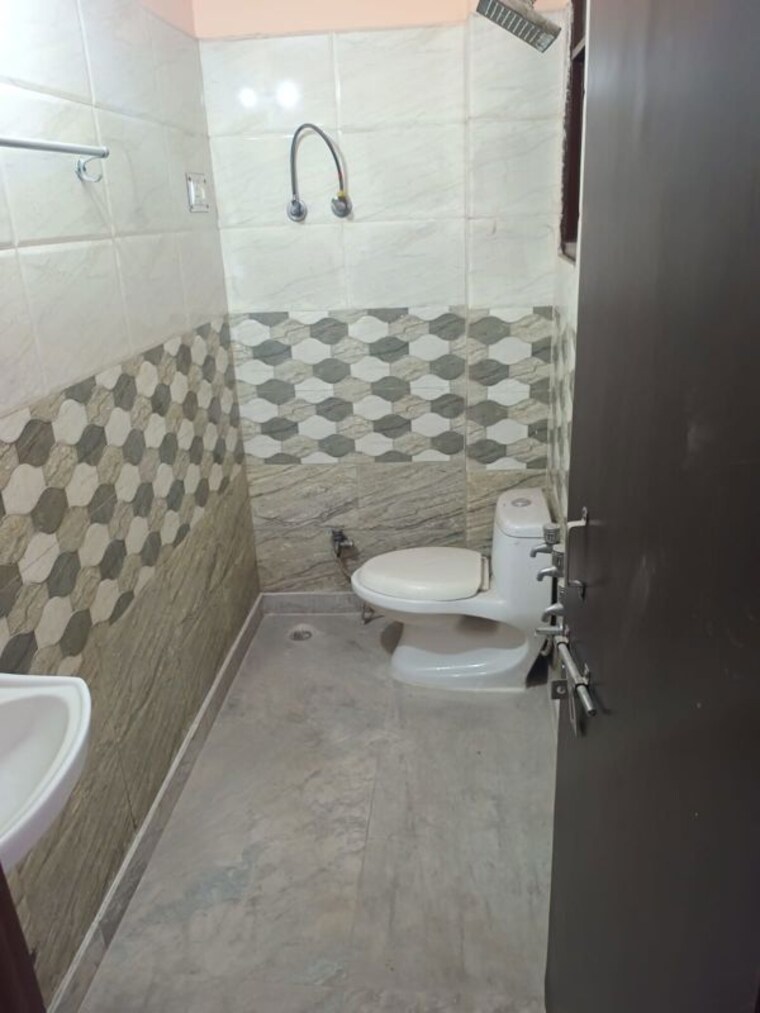 Bathroom, mayur vihar 2.5 Bedroom 750 Sq.Ft. Builder Floor In Mayur Vihar Delhi 10427220