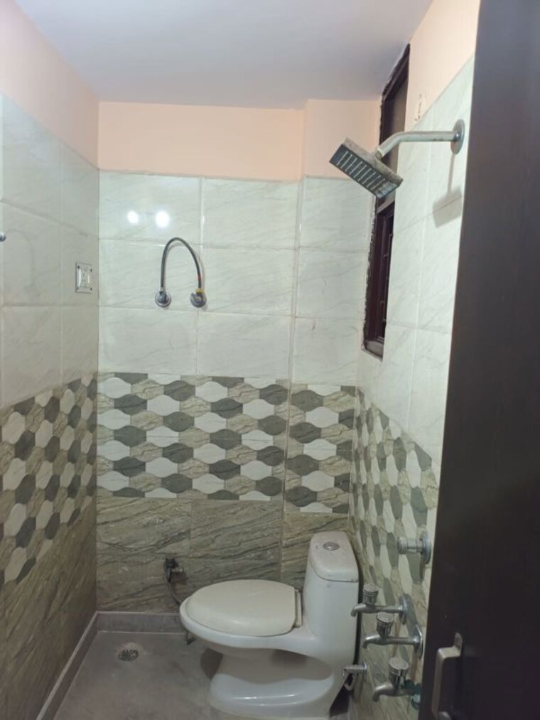 Bathroom, mayur vihar 2.5 Bedroom 750 Sq.Ft. Builder Floor In Mayur Vihar Delhi 10427220
