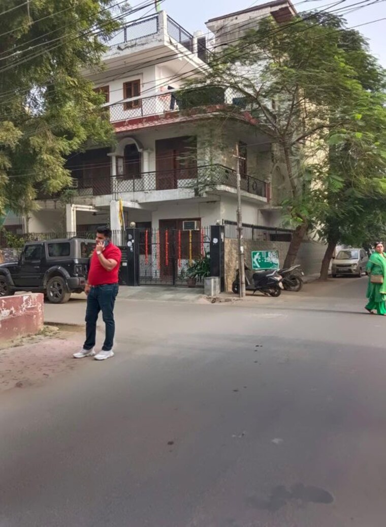  Parking, rwa-apartments-sector-20 5 Bedroom 162 Sq.Mt. Independent House In Sector 20 Noida 10427246