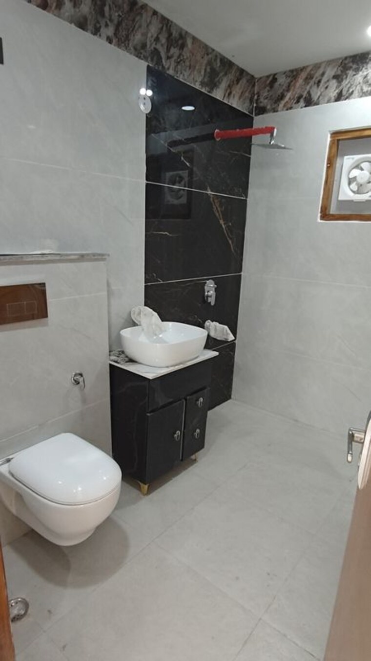 Bathroom, bptp-district-3 3 Bedroom 180 Sq.Yd. Builder Floor In Sector 85 Faridabad 10427231