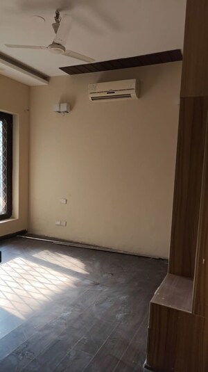 Room in 3 BHK Builder Floor at Craft Destination 43, Sector 43 – for Rent