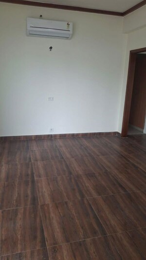 Room in 3.5 BHK Apartment at Jaypee Greens Kalypso Court, Sector 128 – for Rent