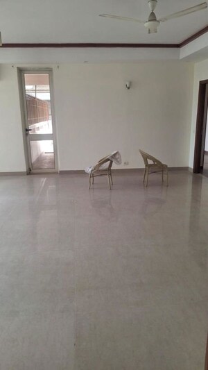 Room in 3.5 BHK Apartment at Jaypee Greens Kalypso Court, Sector 128 – for Rent