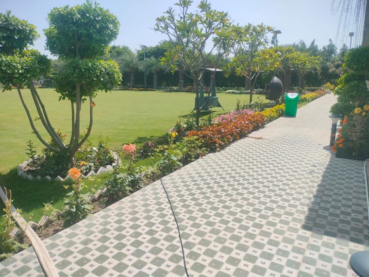 Garden, sector 132  300 Sq.Yd. Plot In Sector 132 Noida 10427375