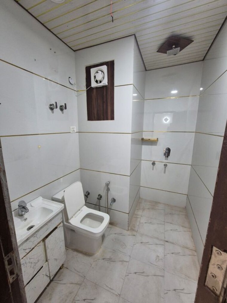 Bathroom, ramesh nagar 2 Bedroom 100 Sq.Yd. Builder Floor In Ramesh Nagar Delhi 10427265