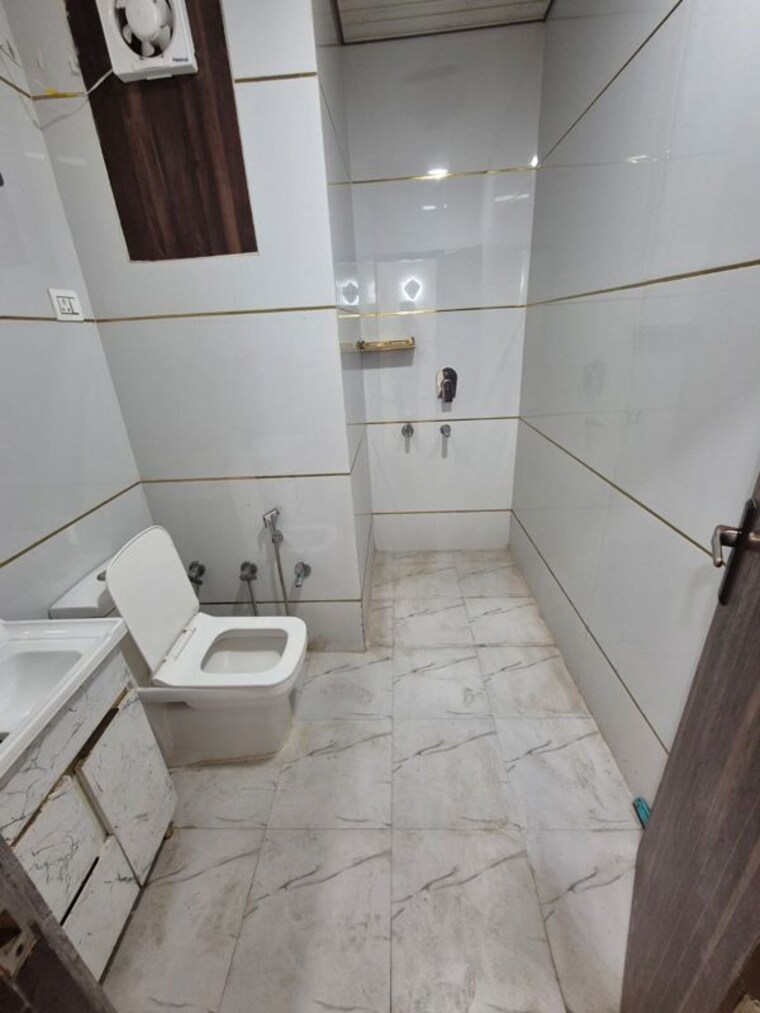 Bathroom, ramesh nagar 2 Bedroom 100 Sq.Yd. Builder Floor In Ramesh Nagar Delhi 10427265