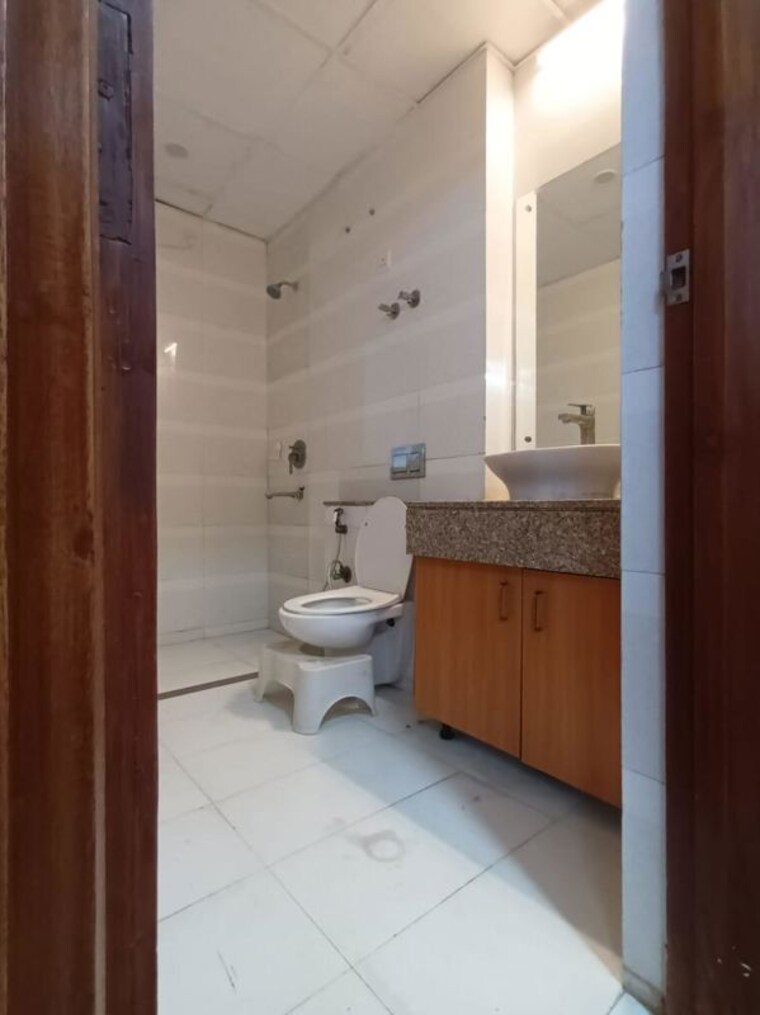 Bathroom, jaypee-greens-kalypso-court 2.5 Bedroom 1820 Sq.Ft. Apartment In Sector 128 Noida 10427340