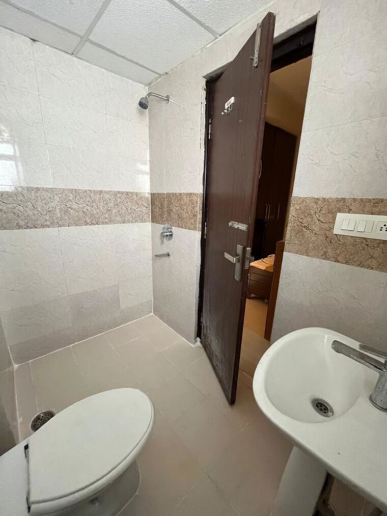 Bathroom, indrapuram 3 Bedroom 1400 Sq.Ft. Builder Floor In Indrapuram Ghaziabad 10427425