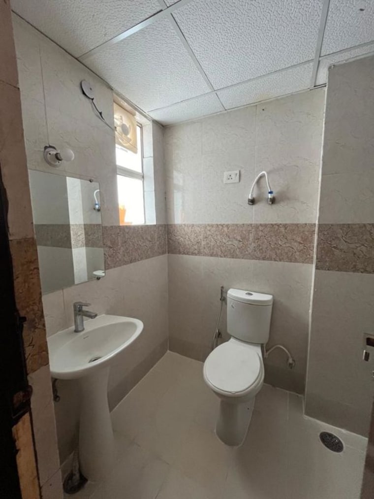 Bathroom, indrapuram 3 Bedroom 1400 Sq.Ft. Builder Floor In Indrapuram Ghaziabad 10427425