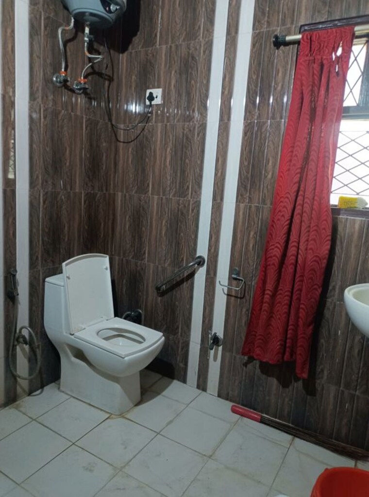 Bathroom, lajpat nagar i 2 Bedroom 1000 Sq.Ft. Builder Floor In Lajpat Nagar I Delhi 10427504