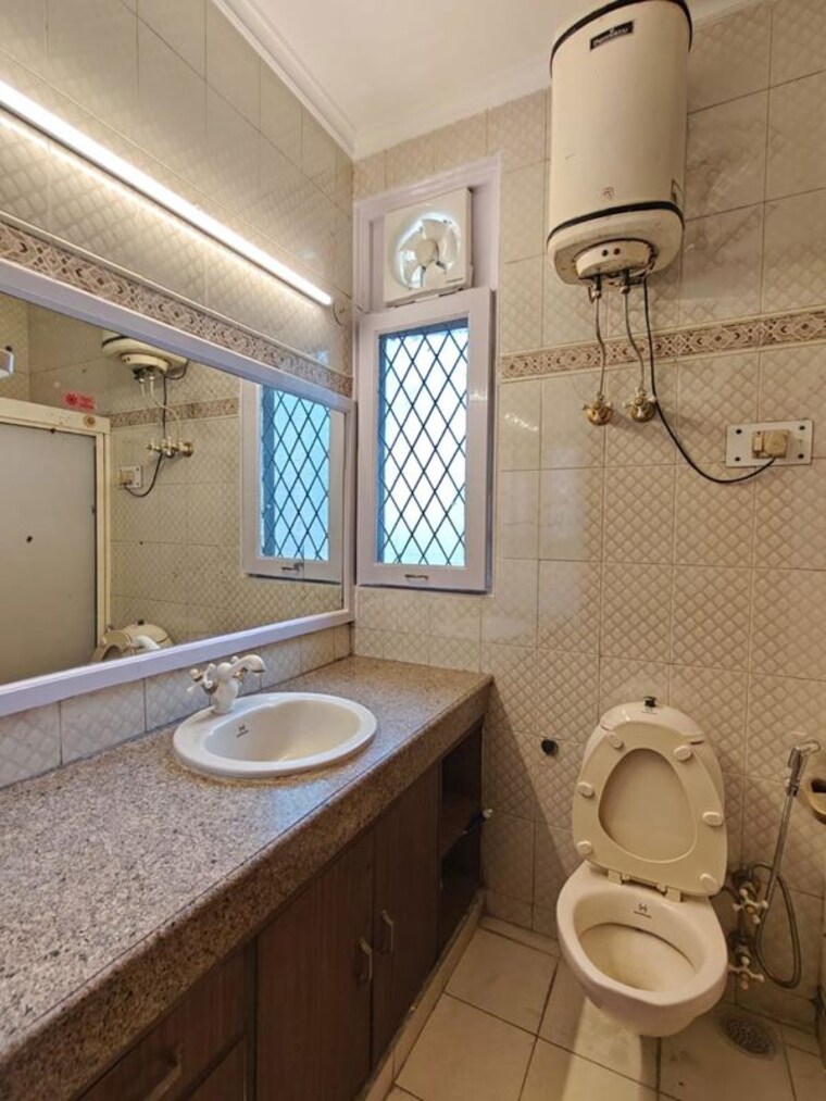 Bathroom, sarvodaya enclave 3 Bedroom 1800 Sq.Ft. Builder Floor In Sarvodaya Enclave Delhi 10427556