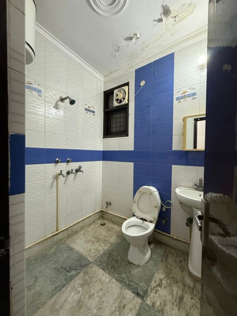 Bathroom, kalkaji 2 Bedroom 100 Sq.Yd. Builder Floor In Kalkaji Delhi 10427623