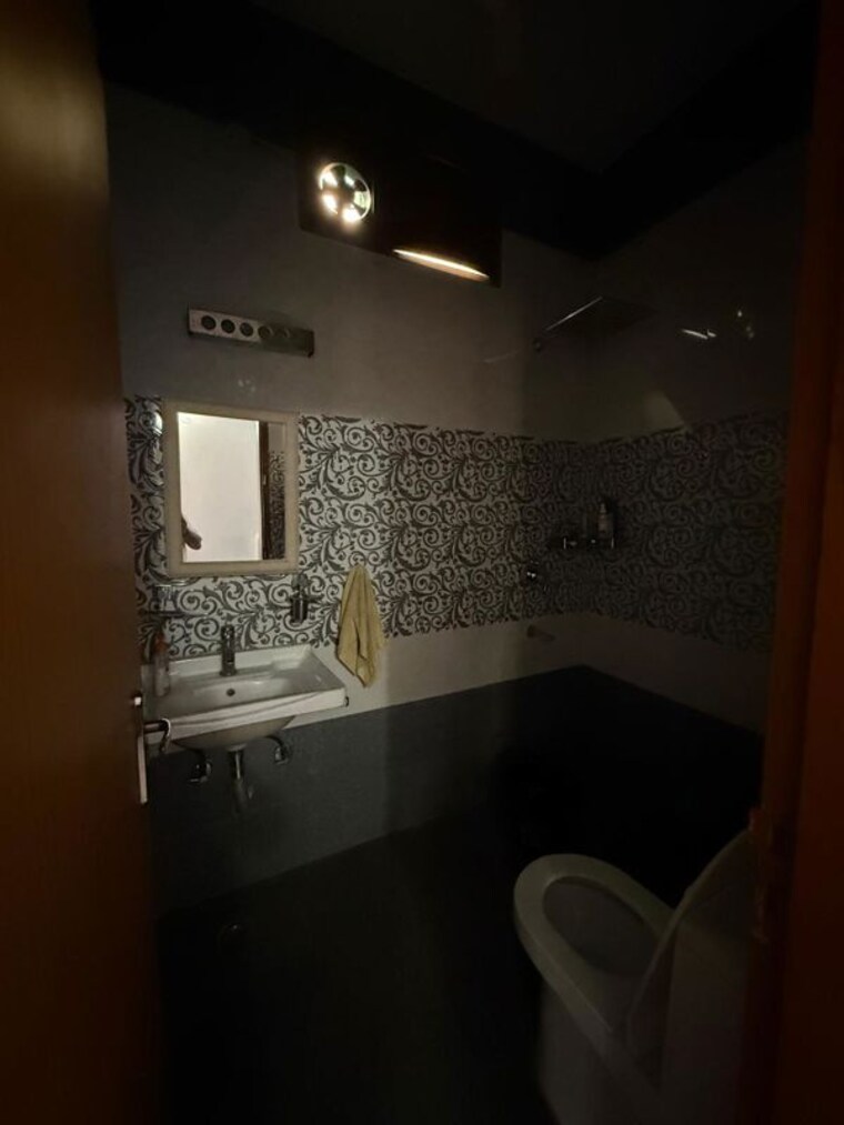 Bathroom, nehru enclave 2 Bedroom 1200 Sq.Ft. Builder Floor In Nehru Enclave Delhi 10427647