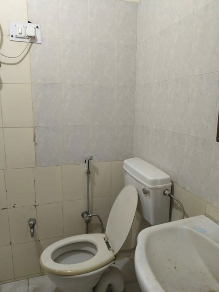 Bathroom, ardee-city 3 Bedroom 300 Sq.Yd. Builder Floor In Sector 52 Gurgaon 10427744