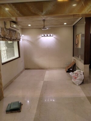 Room in 2.5 BHK Apartment at Mayur Vihar – for Rent